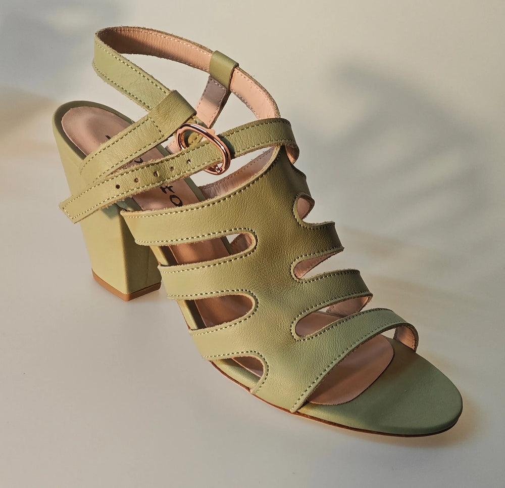 Sandale en cuir vert, par Repetto, avec une boucle dorée et un talon bloc.
