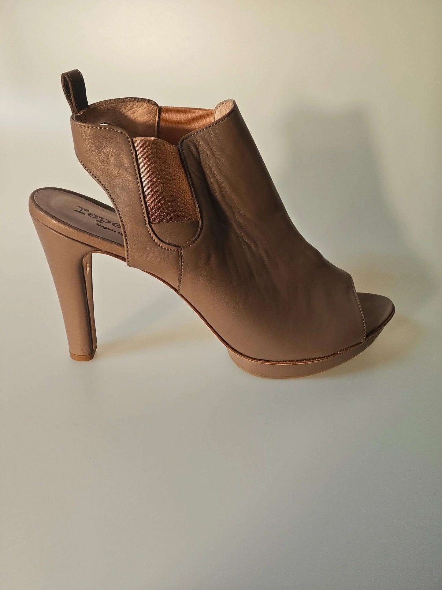 Escarpin ouvert en cuir marron par Repetto avec talon haut et bout ouvert.
