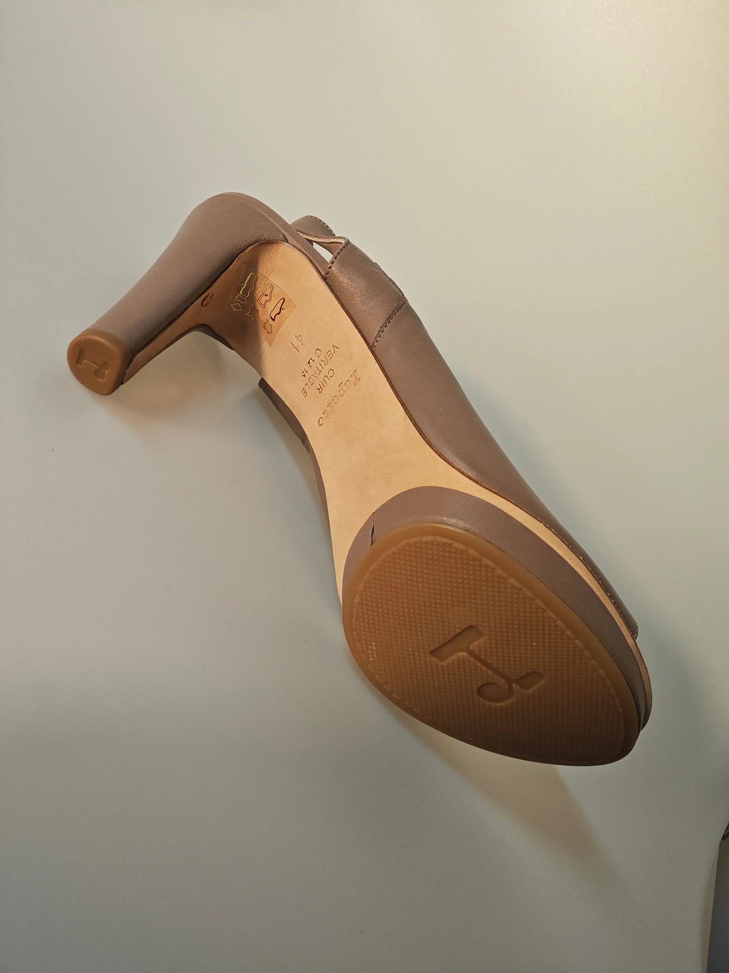 Escarpin ouvert taupe en cuir, de Repetto, avec une semelle beige texturée ornée d'un logo.