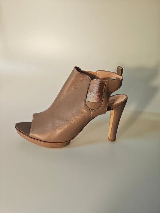 Sandale à talon en cuir taupe de Repetto avec élastique doré sur le côté.
