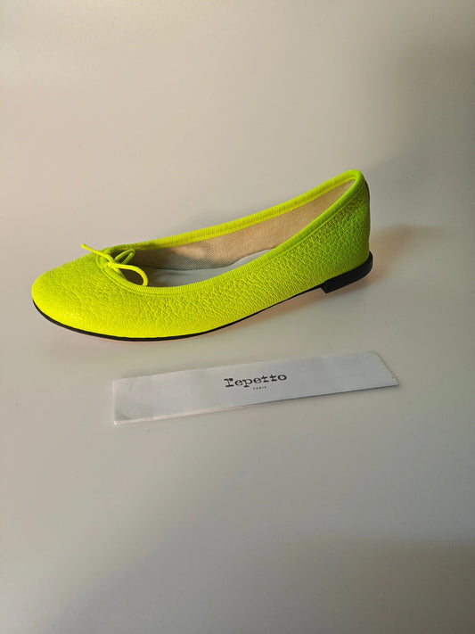 Ballerine jaune vif de Repetto, avec un petit noeud décoratif et une semelle noire.
