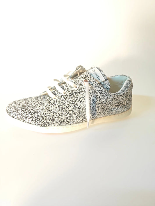 Baskets à paillettes blanches et noires de Repetto, avec lacets blancs et semelle blanche.
