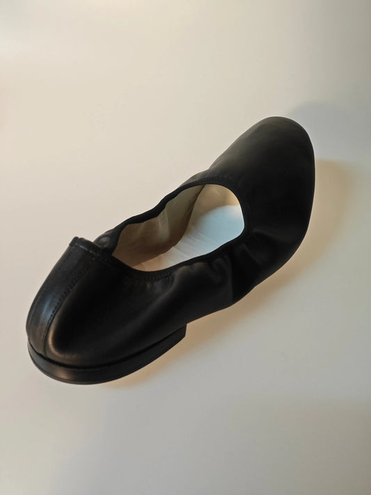 Ballerine noire en cuir Repetto avec semelle souple et intérieur clair.
