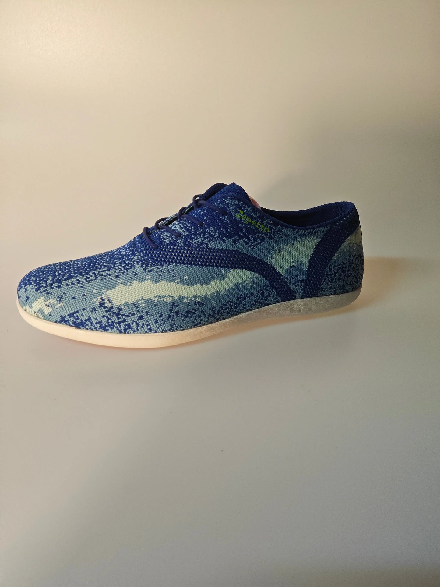 Chaussure de course bleue, par Repetto, avec motif chiné et lacets bleus foncés.
