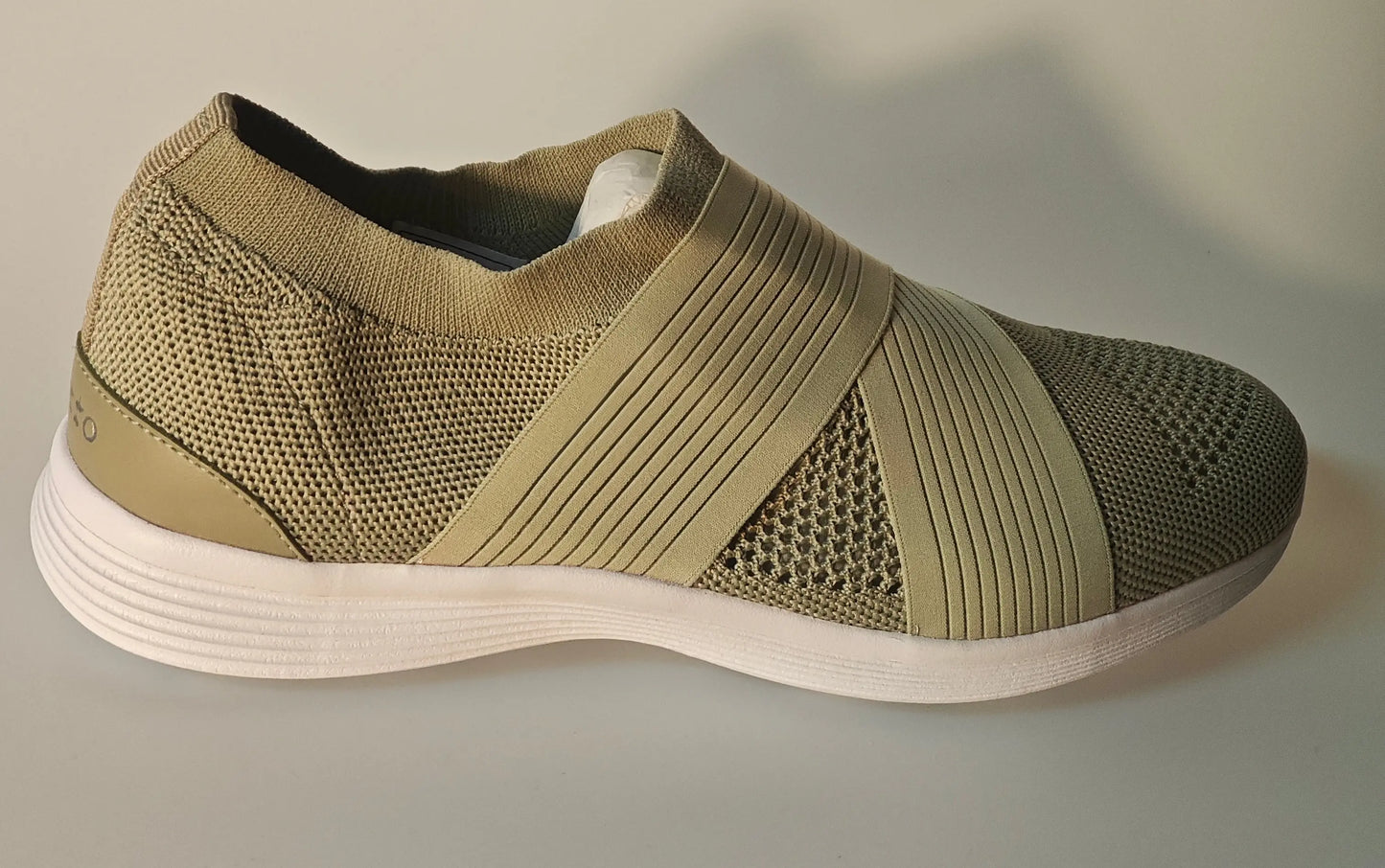 Sneaker Rosac Knit tilleul Repetto, avec une maille aérée, une bande élastique croisée et une semelle blanche.
