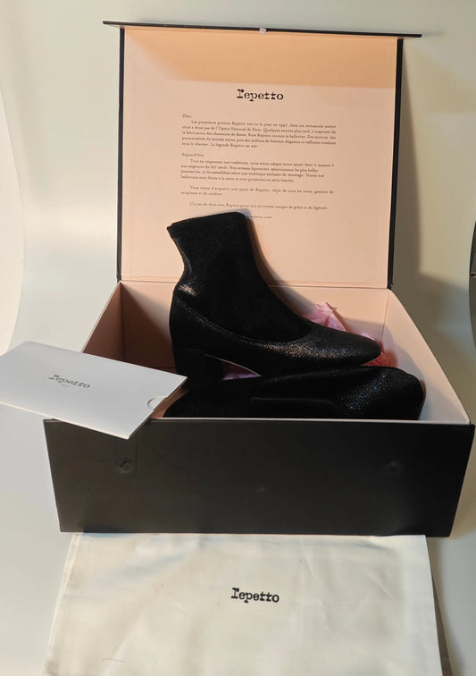 Bottines noires à paillettes Ingrid Boots de Repetto dans sa boîte d'origine, avec papier de soie rose.
