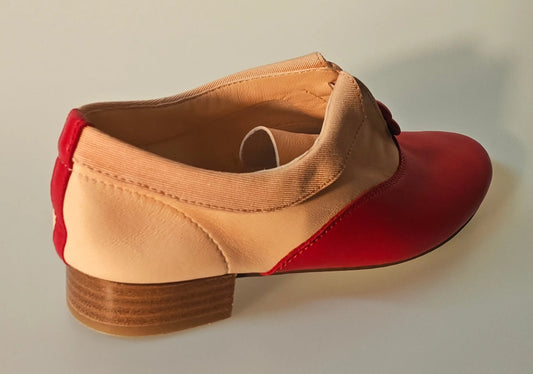 Richelieu rouge et nude Repetto, avec talon bloc bas et détail de couture visible.
