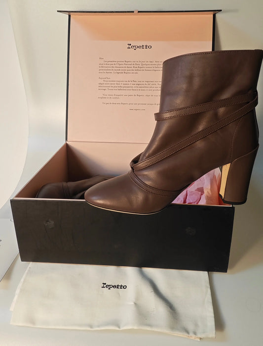 Bottines marron en cuir, Repetto, présentées dans leur boîte avec son sac de rangement.
