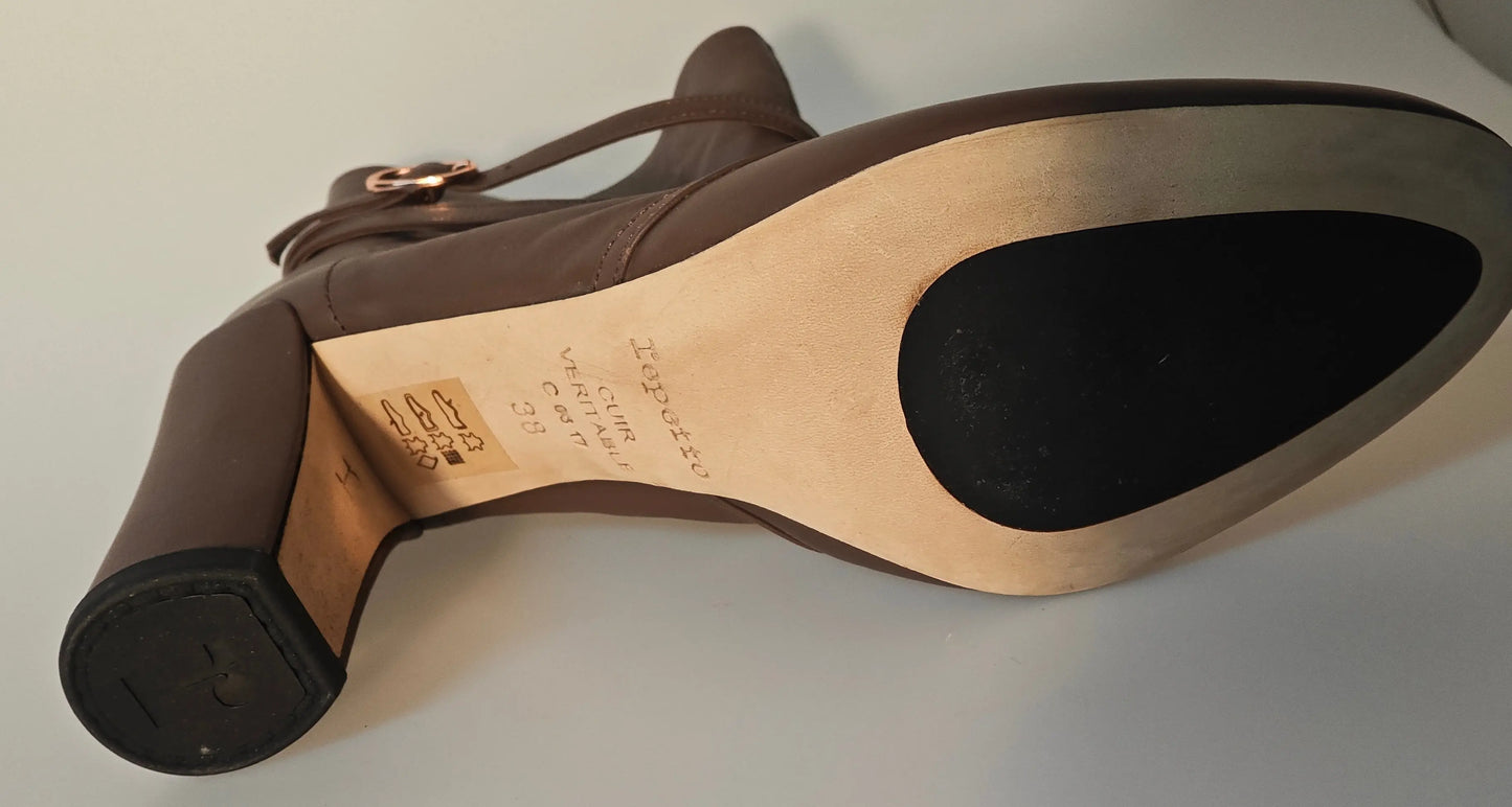 Bottine marron en cuir véritable de Repetto, avec bride à boucle et talon en bois.

