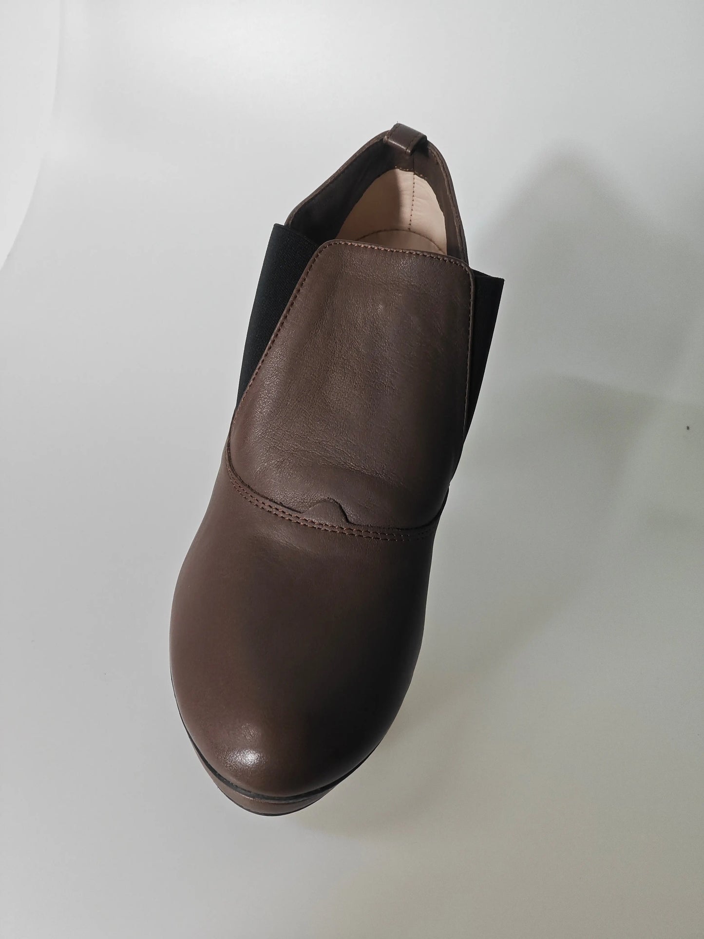 Bottines marron en cuir Repetto, avec des détails élastiques noirs sur les côtés.