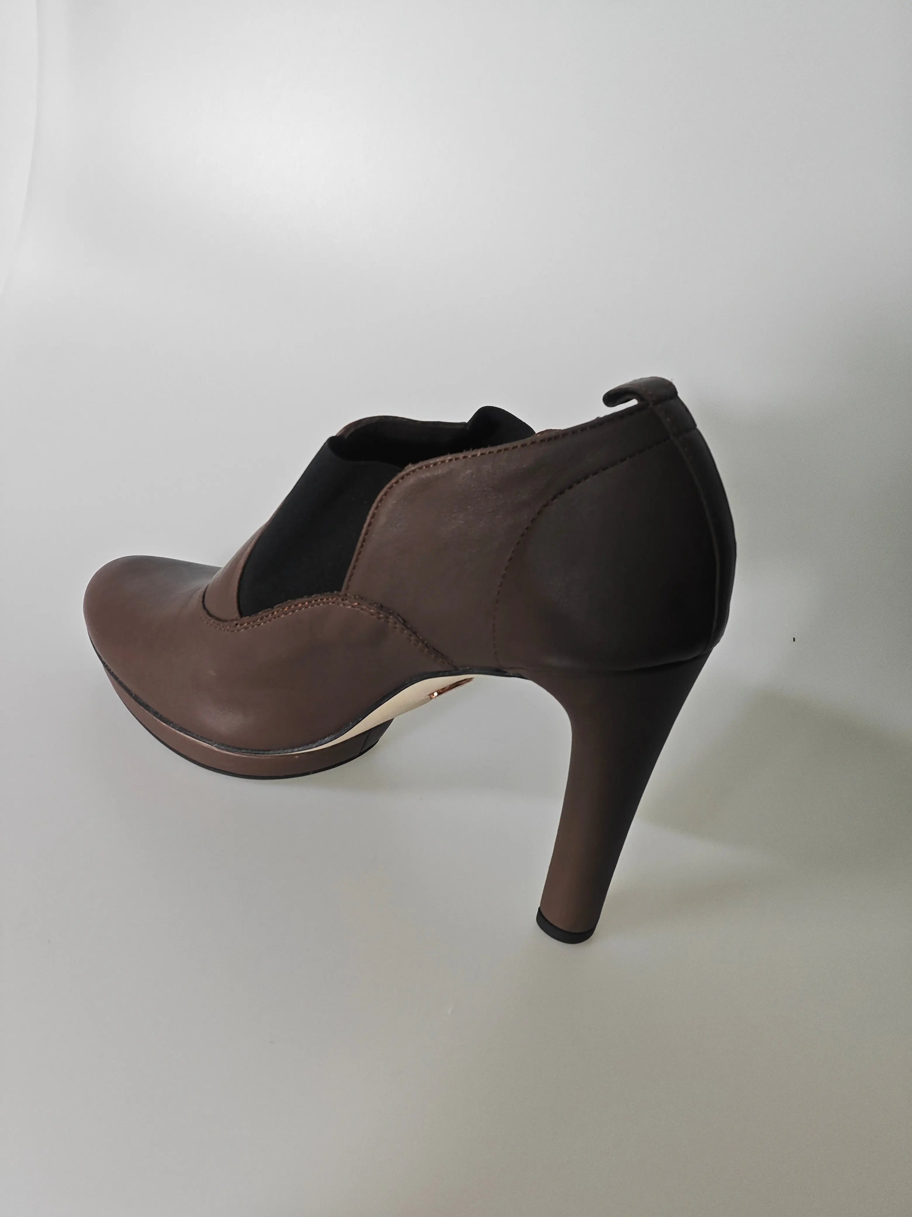Escarpin marron Repetto à talon aiguille épais et empiècement élastiqué noir.
