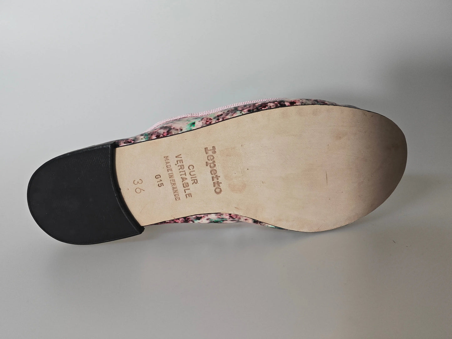 Ballerine en cuir imprimé floral par Repetto avec semelle beige et talon noir.