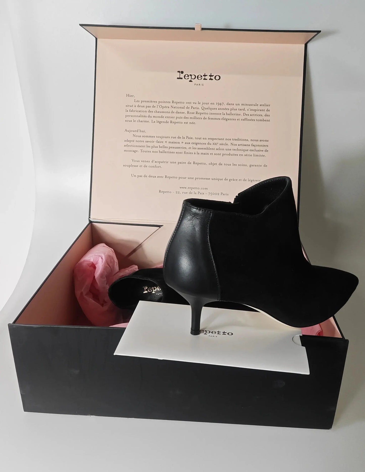 Bottines en daim noir, modèle Gudule Boot AD, de Repetto, présentées dans leur boîte.
