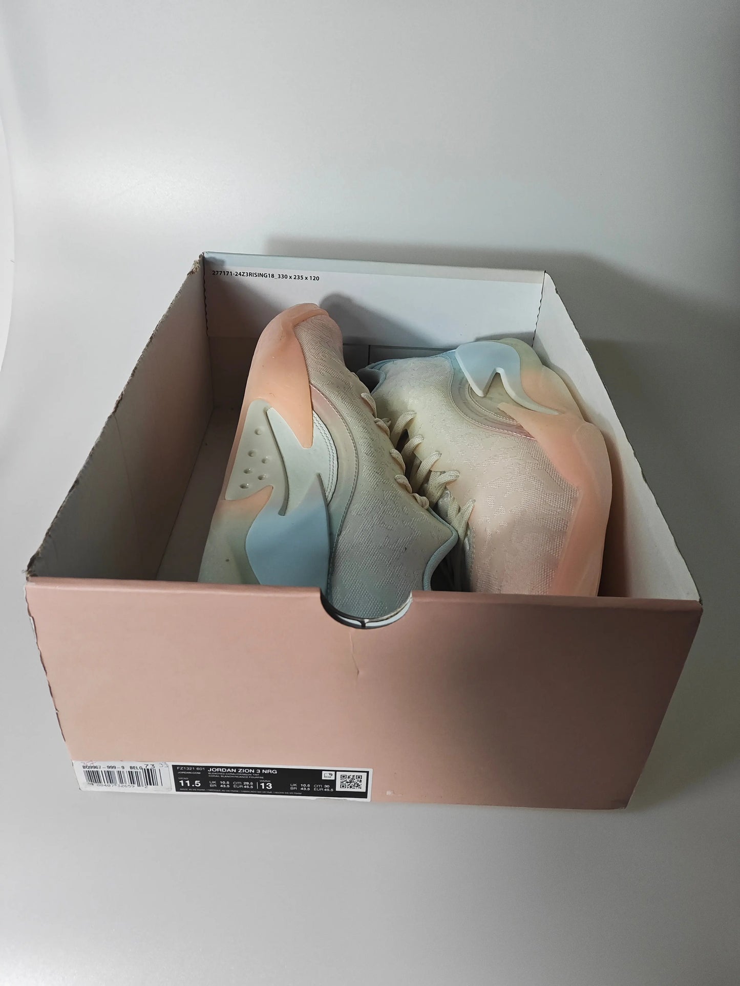 Paire de chaussures de basket Jordan Zion 3 NRG par Jordan, dans sa boîte d'origine rose.
