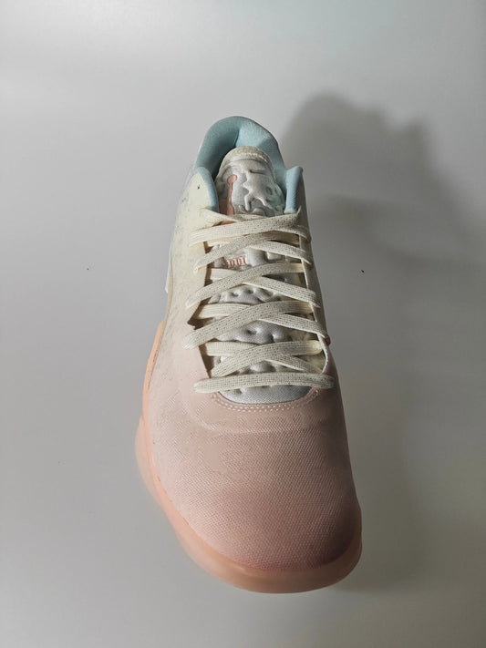 Basket rose pâle Jordan Nike Zion 3 NRG de chez Jordan, avec lacets blancs et col bleu.