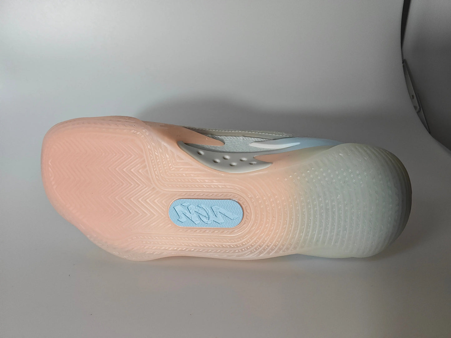 Basket Jordan Nike Zion 3 NRG par Jordan, présentant une semelle extérieure rose pêche et bleu clair.
