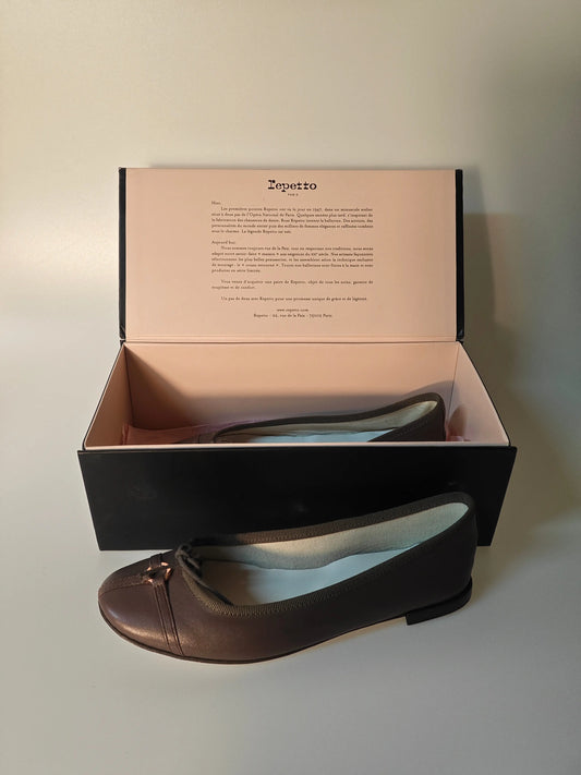 Ballerines marron en cuir Repetto, modèle Carlie de chez Repetto, présentées dans leur boîte.
