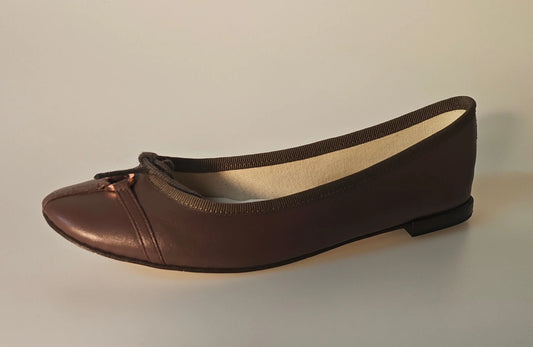 Ballerine marron de Repetto avec garniture en ruban gros-grain ton sur ton et petit talon bloc.

