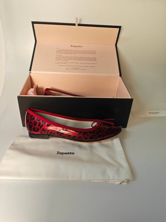 Ballerines multicolores de Repetto, avec motif léopard rouge et noir, présentées avec leur boîte et leur sac de rangement.
