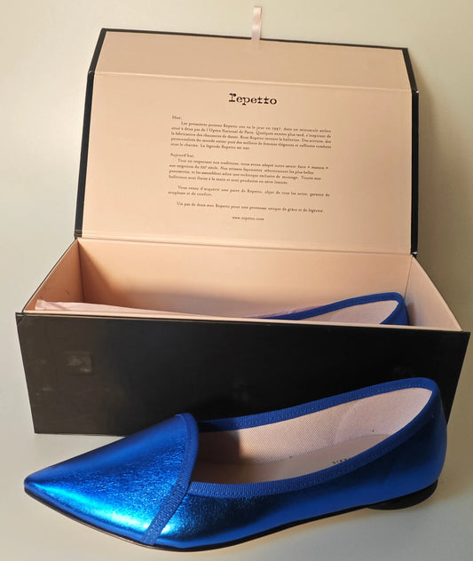 Ballerine bleu electro de Repetto, présentée dans sa boîte.
