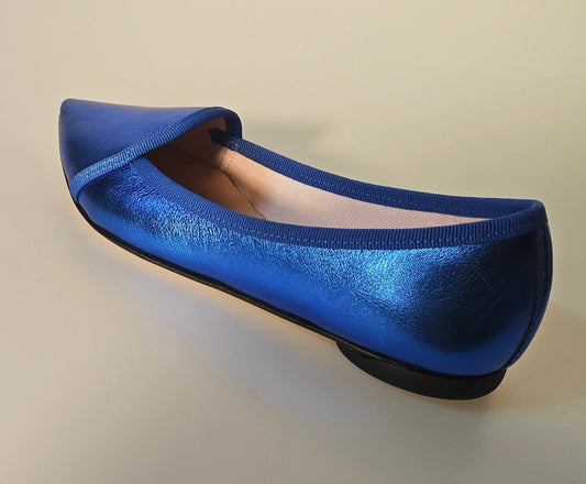 Ballerine Clyde bleue électrique par Repetto, avec dessus en cuir métallisé et finitions ton sur ton.
