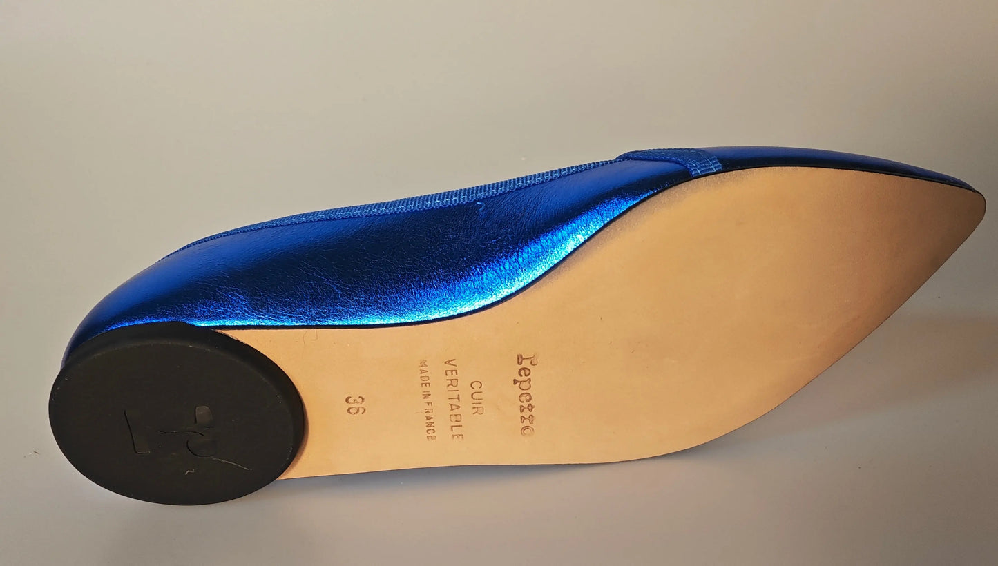 Ballerine bleue électrique par Repetto, semelle en cuir beige avec logo et taille imprimés, talon noir.
