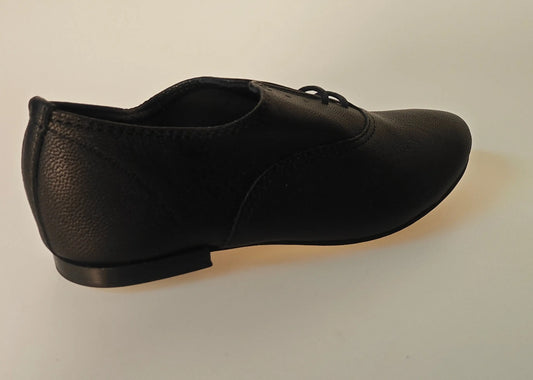 Chaussure Richelieu en cuir noir Repetto, avec lacets et semelle plate, en vue de côté.
