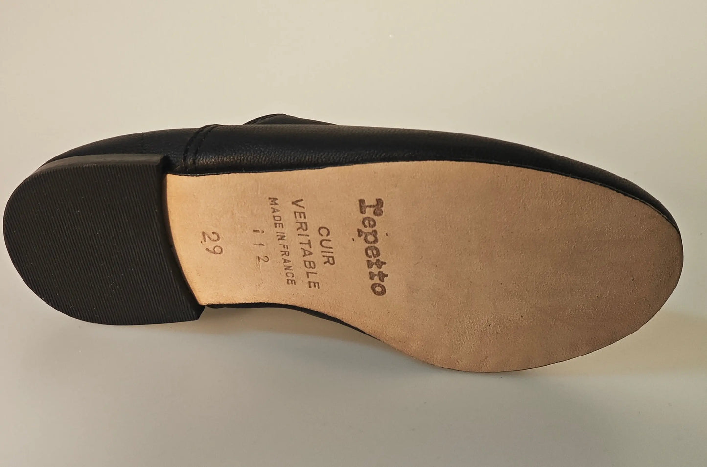 Richelieu Zizi noir en cuir de Repetto, semelle en cuir lisse avec talonnette texturée.