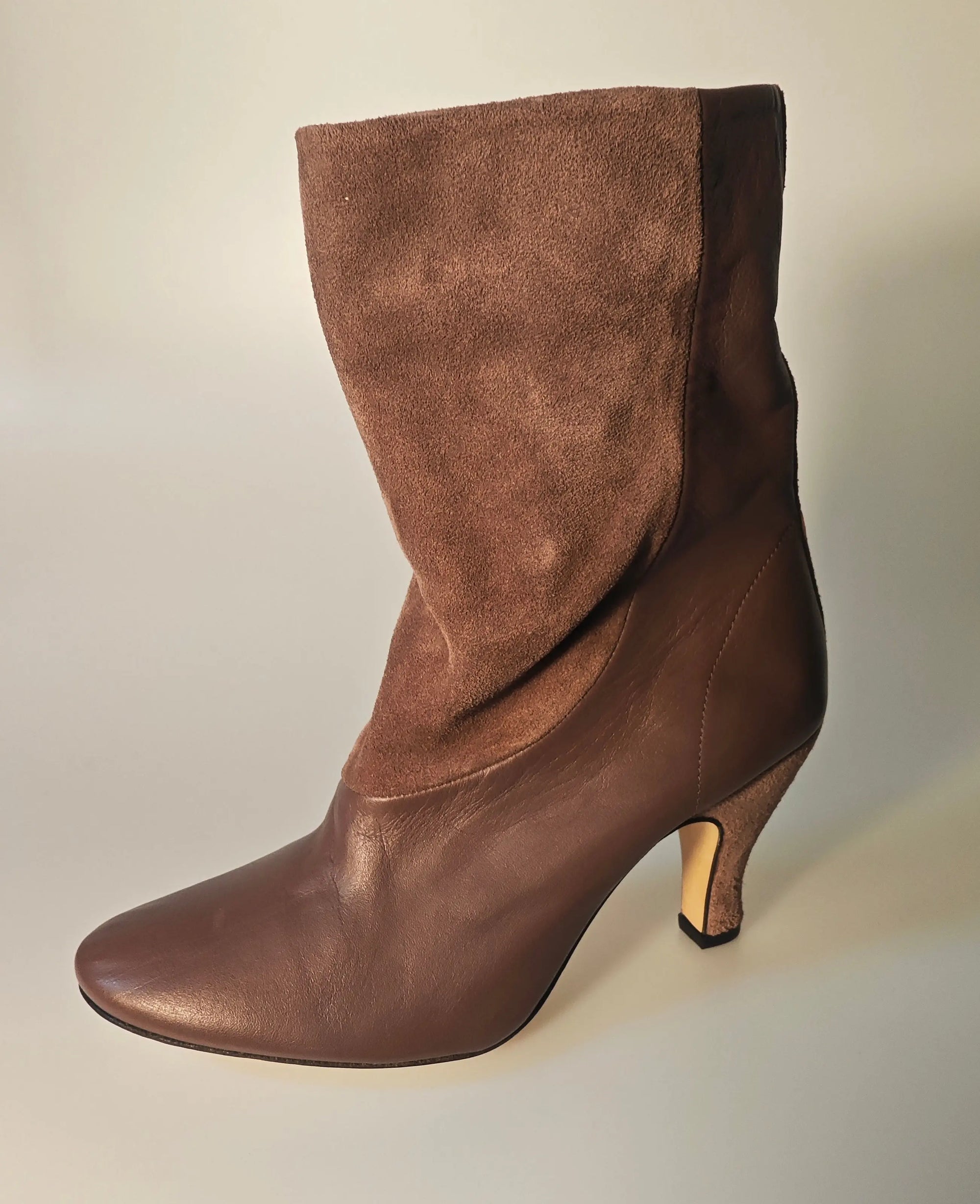 Bottines Terry marron en cuir et daim par Repetto, avec un talon fin et une coupe mi-mollet.
