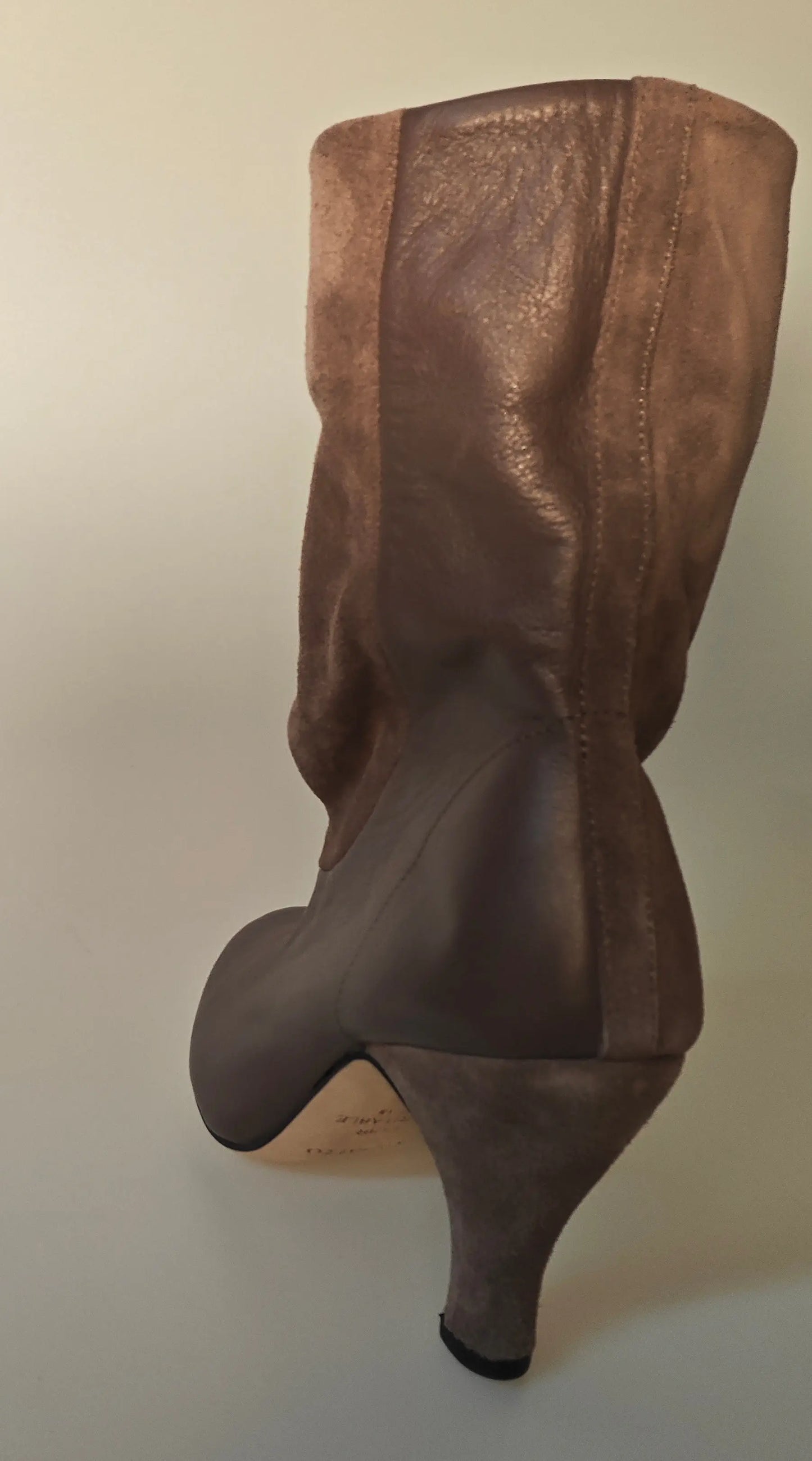 Bottine en cuir et daim marron de Repetto, avec talon fin et silhouette montante.