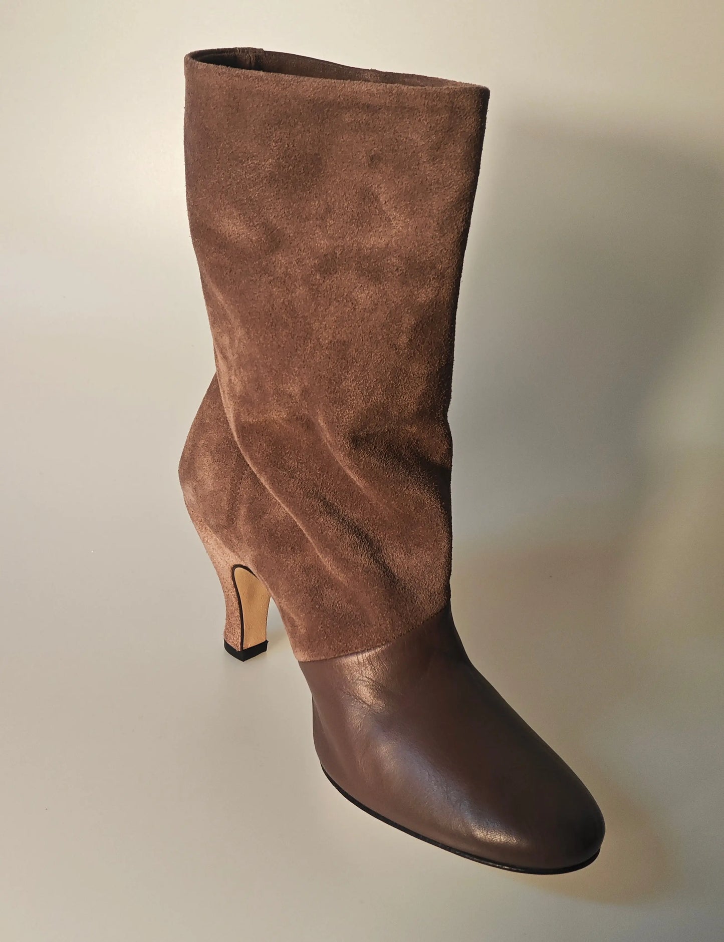 Bottines en cuir marron et daim, by Repetto, avec talon fin.
