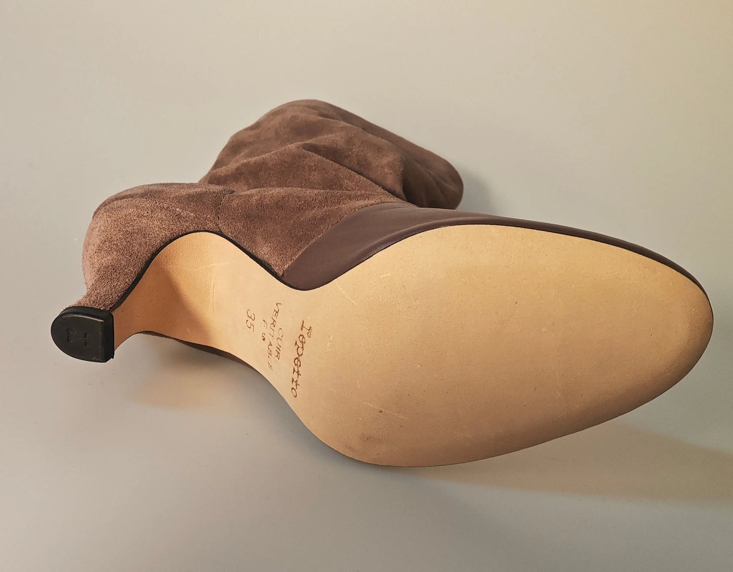 Bottines en daim marron, par Repetto, avec talon fin et semelle en cuir.