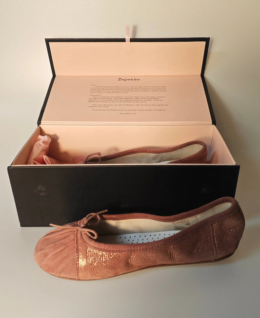 Ballerines roses poudrées Beauty Plis AD Repetto, avec un effet plissé et scintillant.
