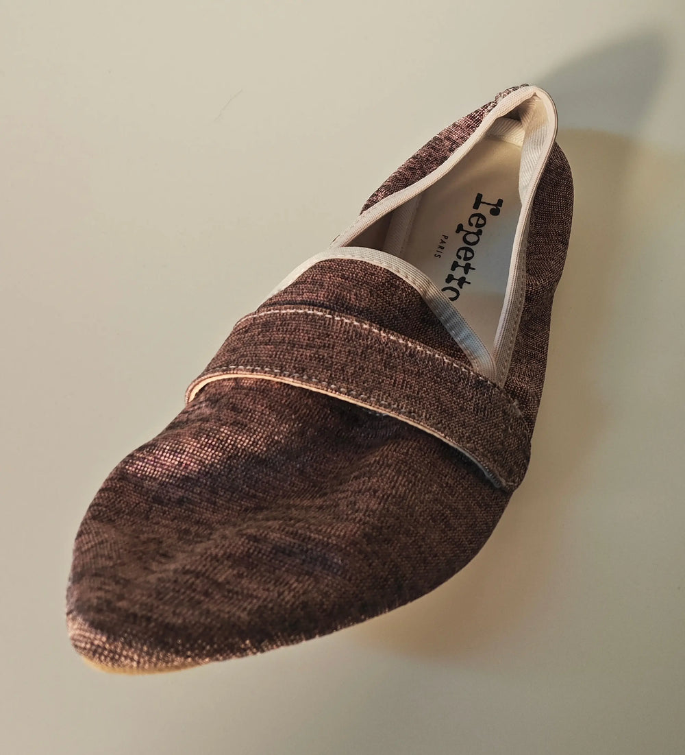 Mocassin marron à texture tissée, de Repetto, avec bande décorative ton sur ton.