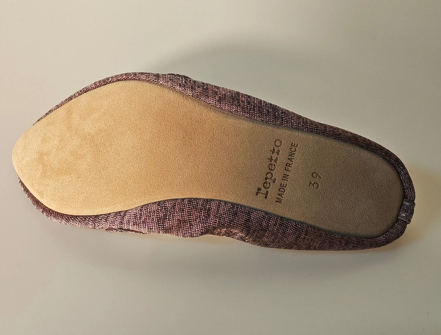 Ballerine en tissu métallisé par Repetto, semelle intérieure en cuir clair avec logo de la marque et indication de la pointure.