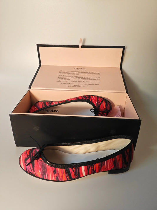 Ballerines imprimées multicolores taille 36 de Repetto, présentées dans leur boîte rose poudré.
