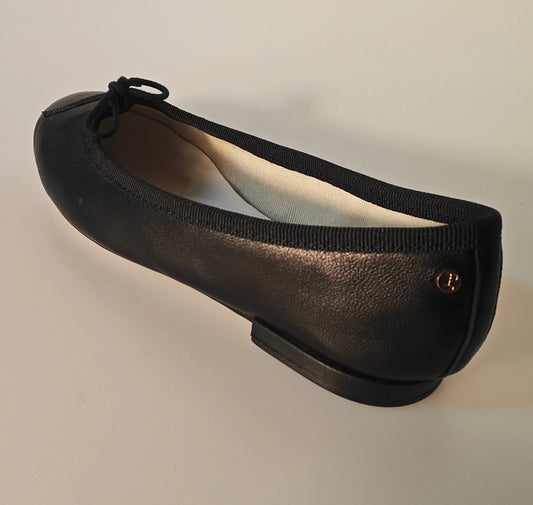 Ballerine noire en cuir véritable de Repetto, avec un petit nœud décoratif sur le dessus.
