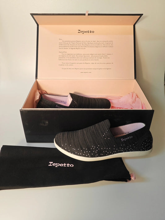 Chaussures de course noires, Bambi Running, de Repetto, avec motif à pois discrets et semelle blanche.
