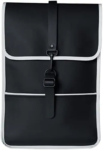 Sac à dos noir réfléchissant de Rains, avec fermeture à boucle sur le dessus et finitions blanches.
