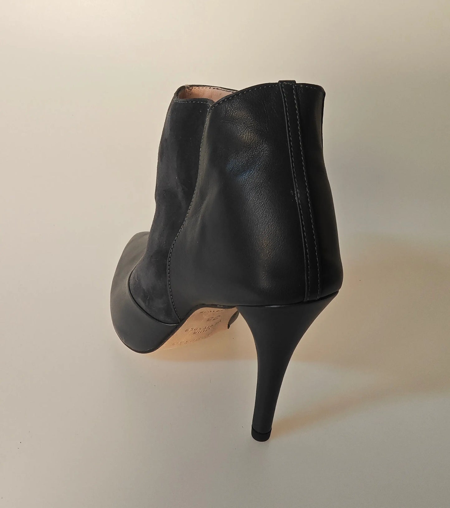 Bottines en cuir et daim asphalté de Repetto, vue arrière montrant un talon aiguille fin.

