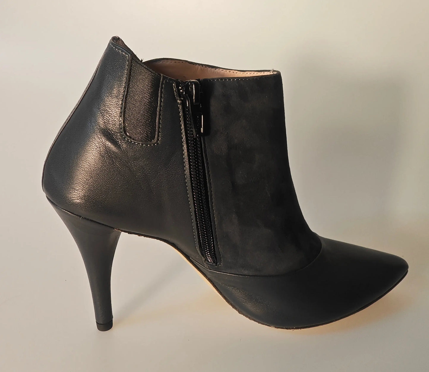 Bottine Chloé noire en cuir et daim de Repetto, avec fermeture éclair latérale et talon aiguille.