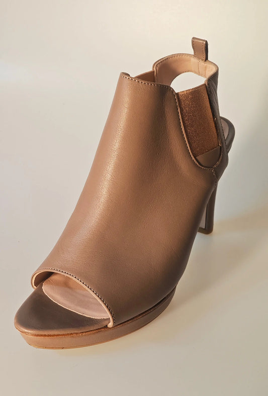 Sandale ouverte en cuir marron, de Repetto, avec talon fin et bride arrière élastique.
