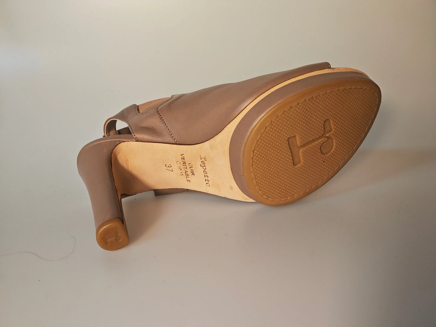 Sandale ouverte en cuir Hermine de Repetto, avec semelle texturée et talon épais marqué d'un logo.