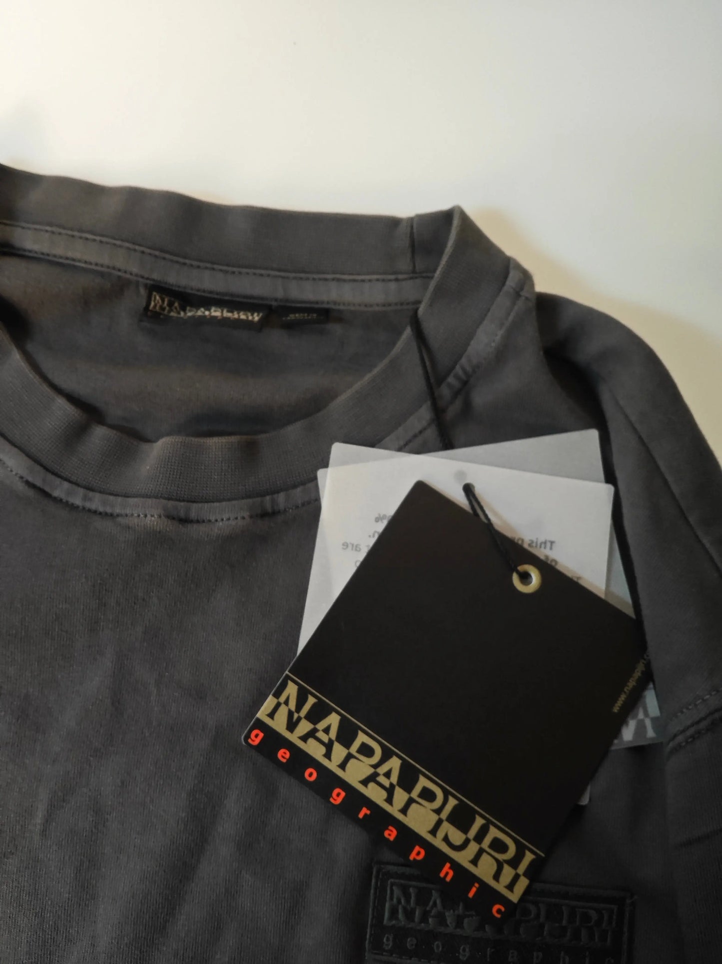 Sweat-shirt gris foncé uni de Napapijri, avec étiquette noire et logo de la marque.