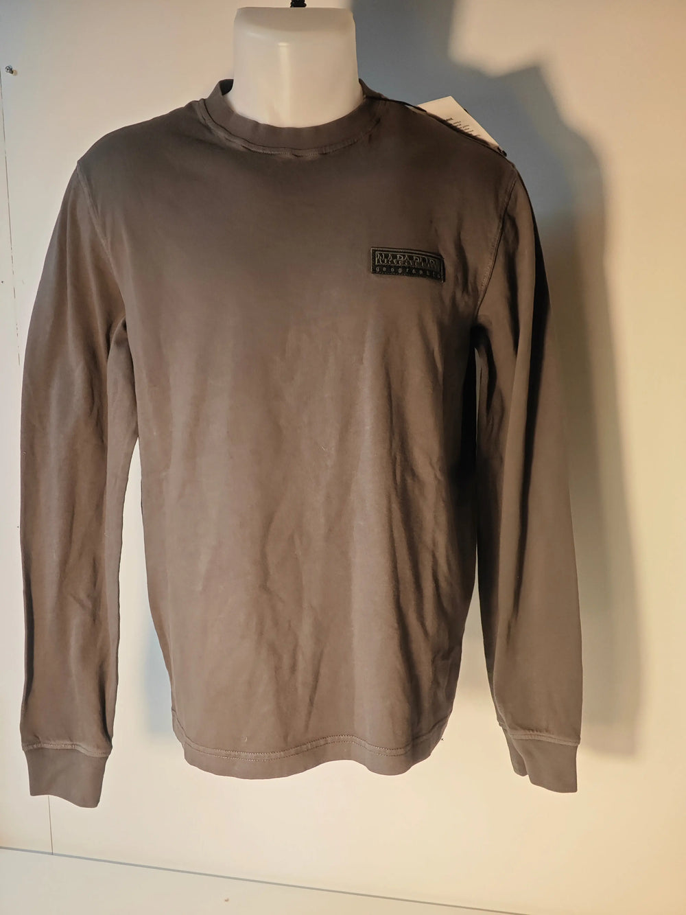 Sweat-shirt gris foncé uni de Napapijri, avec un patch logo sur la poitrine.