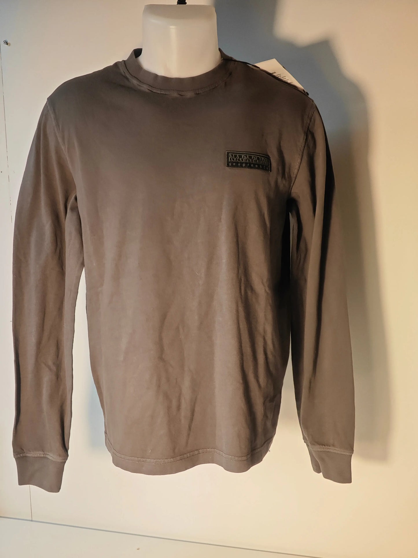 Sweat-shirt gris foncé uni de Napapijri, avec un patch logo sur la poitrine.