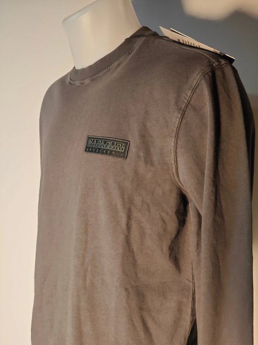 Sweat-shirt gris foncé uni de Napapijri, présenté sur un mannequin, avec une étiquette visible au col.
