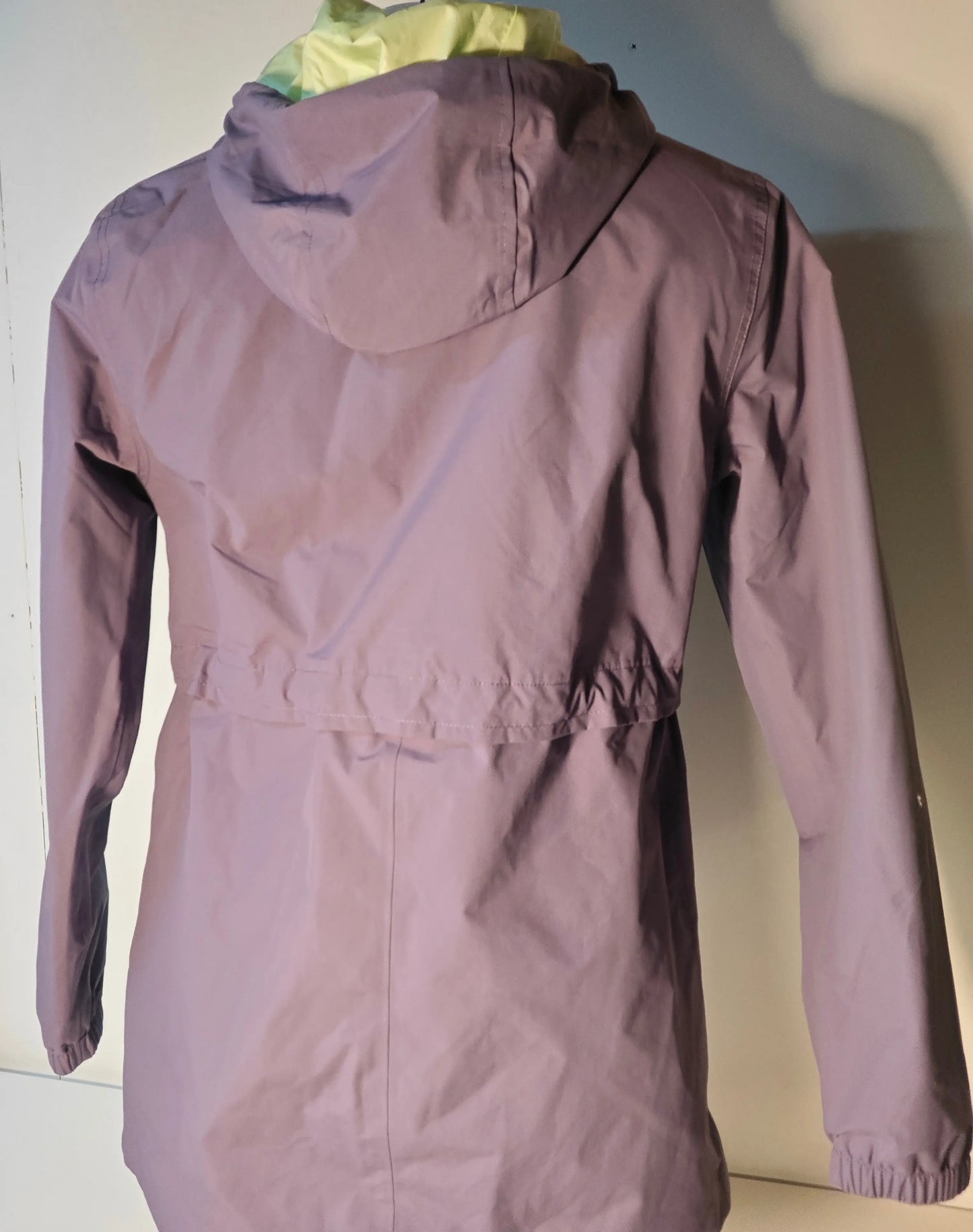 Veste violette DryVent Parka femme The North Face, avec capuche et doublure intérieure vert menthe.
