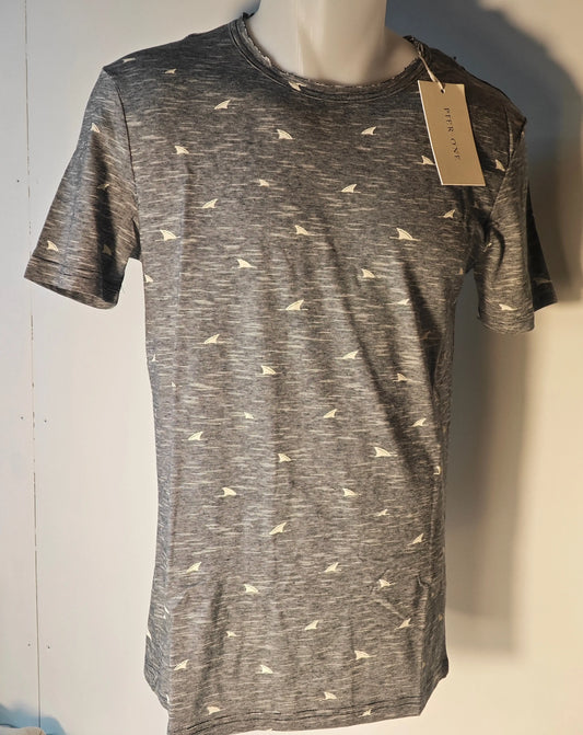 T-shirt gris à motifs voiliers de Pier One, sur un mannequin, avec un col usé.
