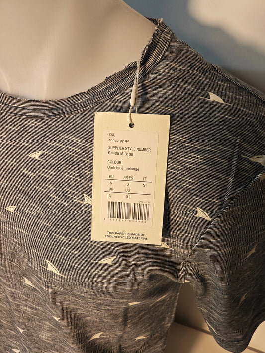 T-shirt gris à motifs de voiliers par Pier One, taille S, en mélanges de bleu foncé.
